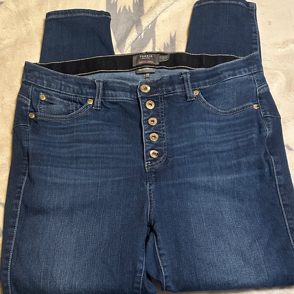 A166. Torrid Women's buttonfly bombshell Skinny Jeans - Dark Blue size 16 r
